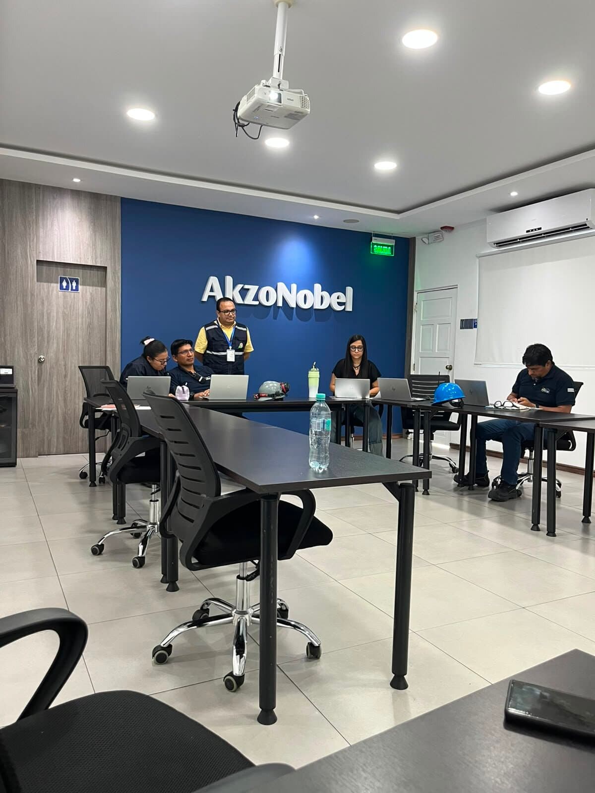 Equipo Ambimag en sesión de auditoría corporativa con AkzoNobel