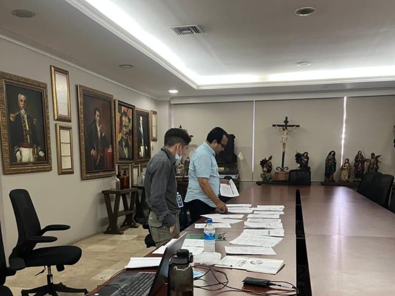 Reunión de trabajo para identificar oportunidades de mejora en procesos internos