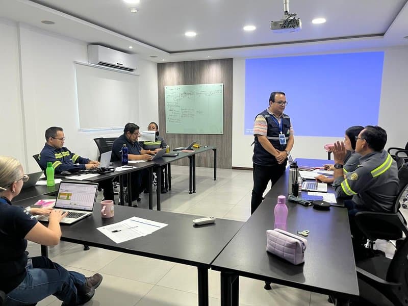 Taller práctico de análisis FODA para identificar fortalezas, debilidades, oportunidades y amenazas